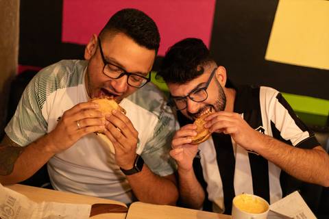 As melhores ideias e inspirações criativas de fotos para ensaio pré wedding no barzinho em São Roque '