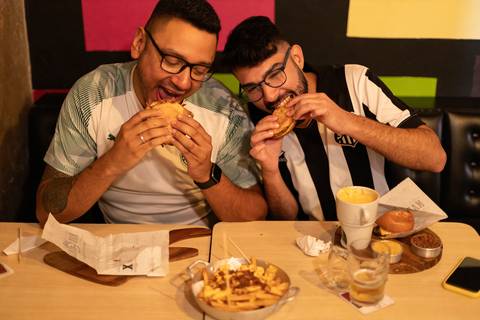 As melhores ideias e inspirações criativas de fotos para ensaio pré wedding no barzinho em São Roque '