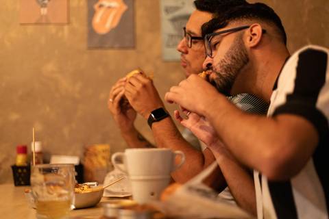 As melhores ideias e inspirações criativas de fotos para ensaio pré wedding no barzinho em São Roque '