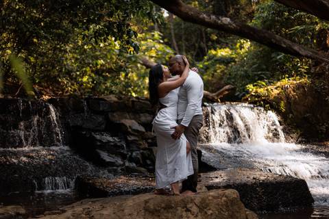 As melhores ideias e inspirações criativas de fotos para ensaio pré wedding na cachoeira da Brasital em São Roque'
