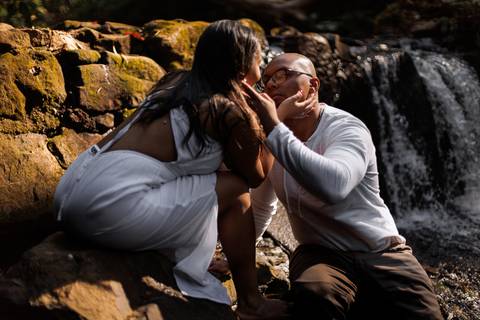 As melhores ideias e inspirações criativas de fotos para ensaio pré wedding na cachoeira da Brasital em São Roque'