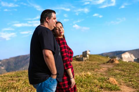 As melhores ideias e inspirações criativas de fotos para ensaio pré wedding no Morro do Capuava - Pirapora do Bom Jesus'