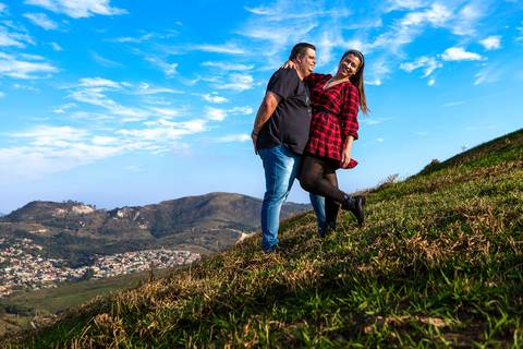 As melhores ideias e inspirações criativas de fotos para ensaio pré wedding no Morro do Capuava - Pirapora do Bom Jesus'
