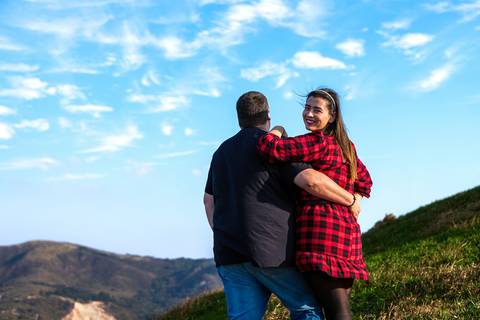 As melhores ideias e inspirações criativas de fotos para ensaio pré wedding no Morro do Capuava - Pirapora do Bom Jesus'