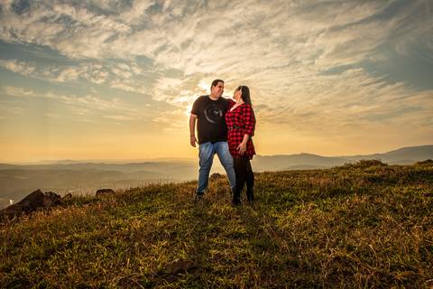 As melhores ideias e inspirações criativas de fotos para ensaio pré wedding no Morro do Capuava - Pirapora do Bom Jesus'