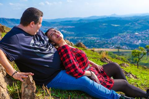 As melhores ideias e inspirações criativas de fotos para ensaio pré wedding no Morro do Capuava - Pirapora do Bom Jesus'
