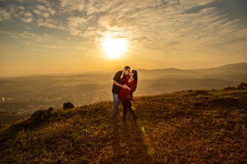 As melhores ideias e inspirações criativas de fotos para ensaio pré wedding no Morro do Capuava - Pirapora do Bom Jesus'