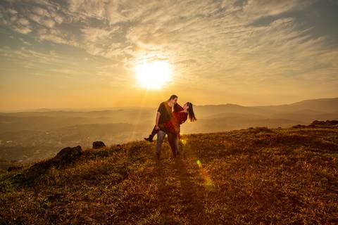 As melhores ideias e inspirações criativas de fotos para ensaio pré wedding no Morro do Capuava - Pirapora do Bom Jesus'