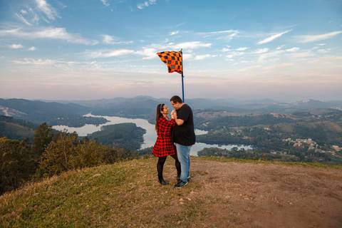 As melhores ideias e inspirações criativas de fotos para ensaio pré wedding no Morro do Capuava - Pirapora do Bom Jesus'