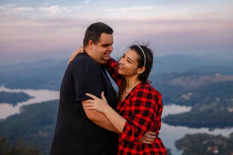 As melhores ideias e inspirações criativas de fotos para ensaio pré wedding no Morro do Capuava - Pirapora do Bom Jesus'
