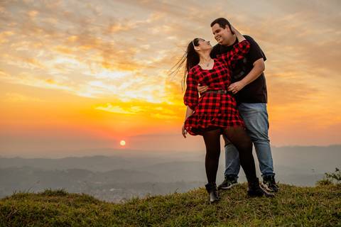 As melhores ideias e inspirações criativas de fotos para ensaio pré wedding no Morro do Capuava - Pirapora do Bom Jesus'