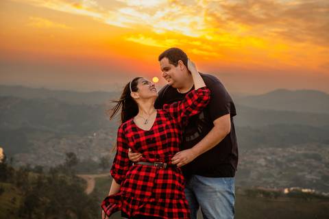 As melhores ideias e inspirações criativas de fotos para ensaio pré wedding no Morro do Capuava - Pirapora do Bom Jesus'