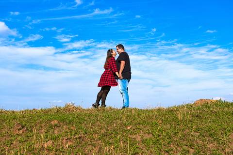 As melhores ideias e inspirações criativas de fotos para ensaio pré wedding no Morro do Capuava - Pirapora do Bom Jesus'