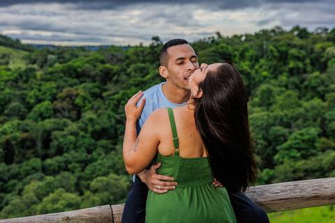 As melhores ideias e inspirações de fotos criativas para ensaio pré wedding no mirante do Saboó em São Roque'