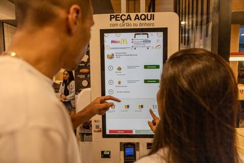 As melhores ideias e inspirações de fotos criativas para ensaio pré wedding no Mc Donald's em São Roque'