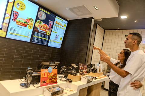 As melhores ideias e inspirações de fotos criativas para ensaio pré wedding no Mc Donald's em São Roque'