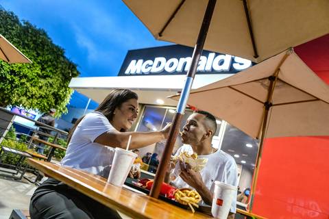 As melhores ideias e inspirações de fotos criativas para ensaio pré wedding no Mc Donald's em São Roque'