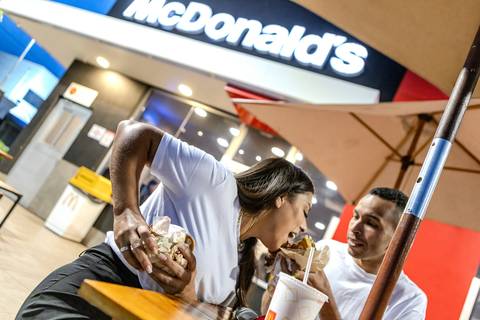 As melhores ideias e inspirações de fotos criativas para ensaio pré wedding no Mc Donald's em São Roque'