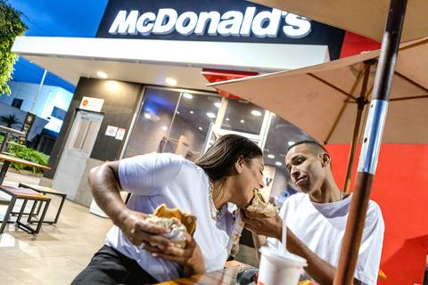 As melhores ideias e inspirações de fotos criativas para ensaio pré wedding no Mc Donald's em São Roque'