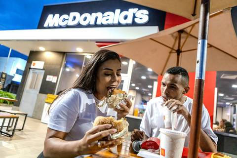As melhores ideias e inspirações de fotos criativas para ensaio pré wedding no Mc Donald's em São Roque'