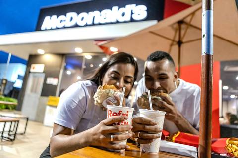 As melhores ideias e inspirações de fotos criativas para ensaio pré wedding no Mc Donald's em São Roque'