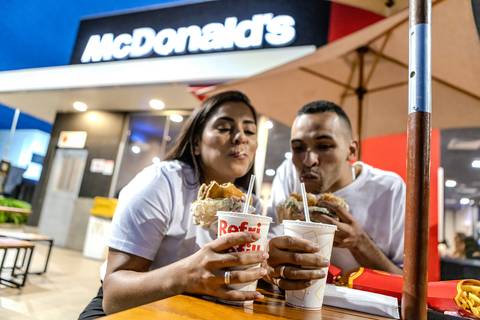 As melhores ideias e inspirações de fotos criativas para ensaio pré wedding no Mc Donald's em São Roque'