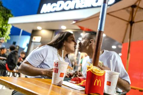 As melhores ideias e inspirações de fotos criativas para ensaio pré wedding no Mc Donald's em São Roque'