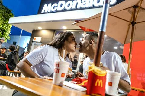 As melhores ideias e inspirações de fotos criativas para ensaio pré wedding no Mc Donald's em São Roque'