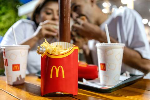 As melhores ideias e inspirações de fotos criativas para ensaio pré wedding no Mc Donald's em São Roque'