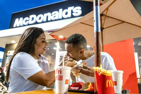 As melhores ideias e inspirações de fotos criativas para ensaio pré wedding no Mc Donald's em São Roque'