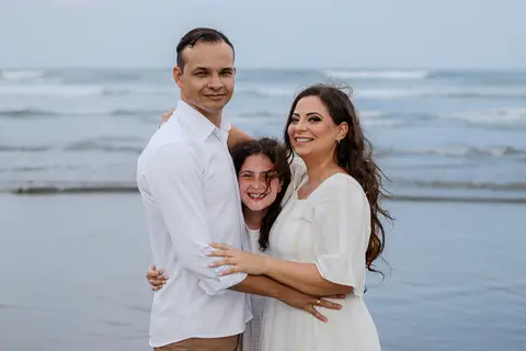 As melhores ideias e inspirações de fotos criativas para ensaio pré wedding com a família na Praia'