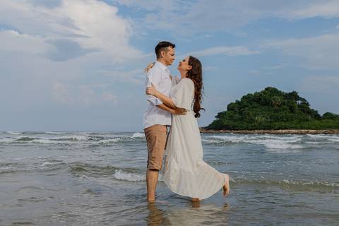 As melhores ideias e inspirações de fotos criativas para ensaio pré wedding na Praia'