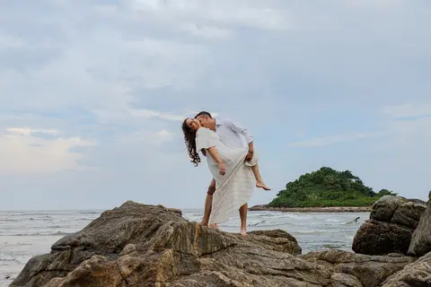 As melhores ideias e inspirações de fotos criativas para ensaio pré wedding na Praia'