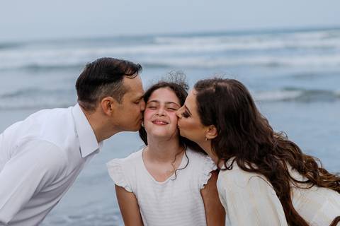 As melhores ideias e inspirações de fotos criativas para ensaio pré wedding com a família na Praia'