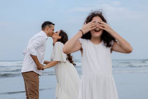 As melhores ideias e inspirações de fotos criativas para ensaio pré wedding com a família na Praia'