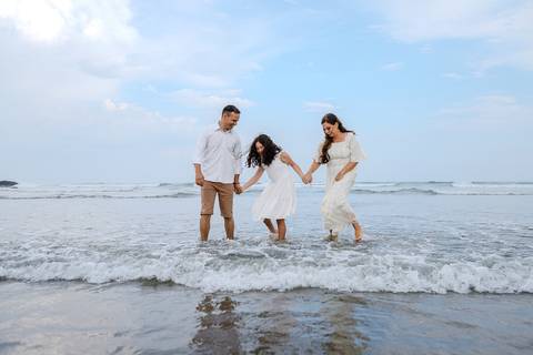 As melhores ideias e inspirações de fotos criativas para ensaio pré wedding com a família na Praia'