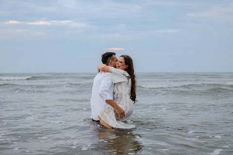 As melhores ideias e inspirações de fotos criativas para ensaio pré wedding na Praia'