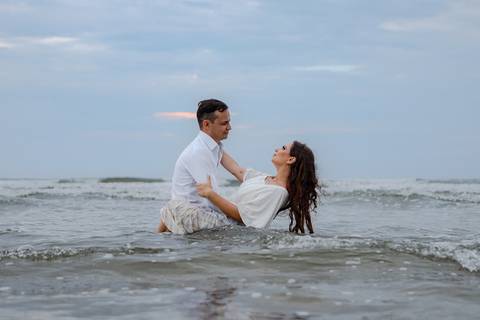 As melhores ideias e inspirações de fotos criativas para ensaio pré wedding na Praia'