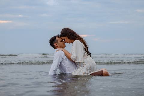 As melhores ideias e inspirações de fotos criativas para ensaio pré wedding na Praia'