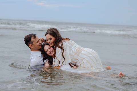 As melhores ideias e inspirações de fotos criativas para ensaio pré wedding com a família na Praia'