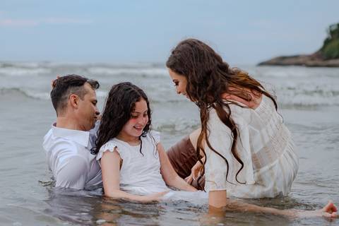 As melhores ideias e inspirações de fotos criativas para ensaio pré wedding com a família na Praia'