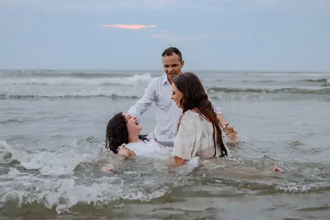 As melhores ideias e inspirações de fotos criativas para ensaio pré wedding com a família na Praia'