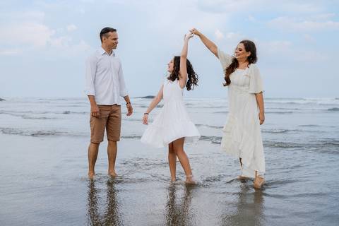 As melhores ideias e inspirações de fotos criativas para ensaio pré wedding com a família na Praia'
