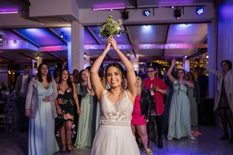 As melhores ideias e inspirações de fotos criativas da noiva jogando o buquê no Sítio Della Torre em Mairiporã'