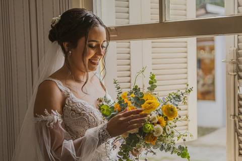 As melhores ideias e inspirações de fotos criativas do making of da noiva no Sítio Della Torre em Mairiporã'