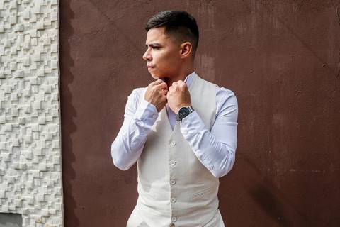 As melhores ideias e inspirações de fotos criativas do making of do noivo no Sítio Della Torre em Mairiporã'