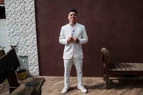 As melhores ideias e inspirações de fotos criativas do making of do noivo no Sítio Della Torre em Mairiporã'