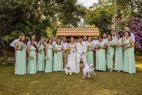 As melhores ideias e inspirações de fotos criativas dos noivos com os padrinhos no Sítio Della Torre em Mairiporã'