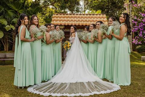 As melhores ideias e inspirações de fotos criativas dos noiva com as madrinhas no Sítio Della Torre em Mairiporã'