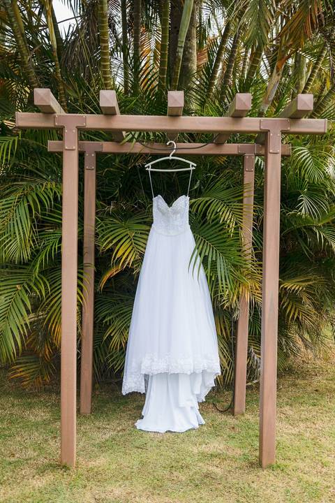 As melhores ideias e inspirações criativas de fotos do vestido do making of da noiva no espaço Verde Nobre Eventos'